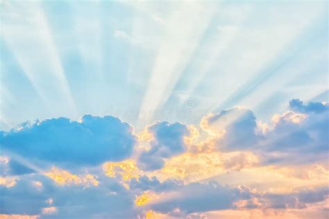 Alba con raggi di sole che filtrano tra le nuvole