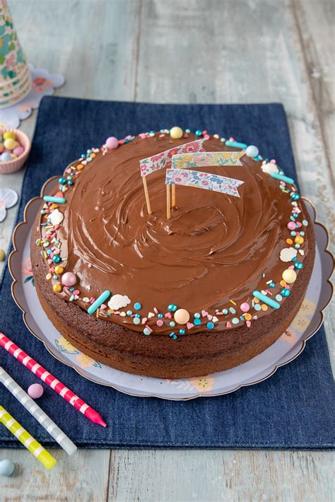 Tavola imbandita con una torta di compleanno a tema avventura per bambini