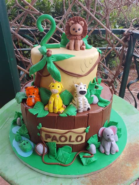 Torta di compleanno decorata con animali della giungla in pasta di zucchero
