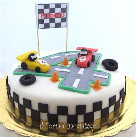Torta a tema automobilistico con pista e macchinine di zucchero