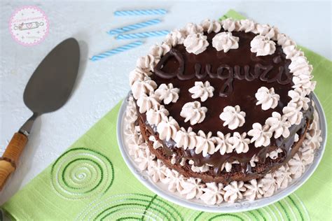 Torta decorata con simpatici mostriciattoli colorati in panna e cioccolato