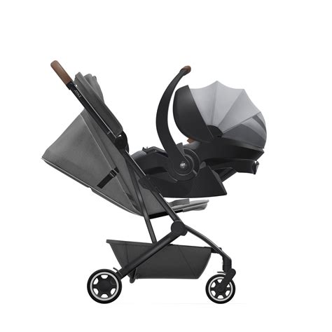 Passeggino Cybex con seggiolino auto agganciato tramite adattatori