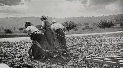Donne italiane impegnate nei lavori agricoli intorno al 1900