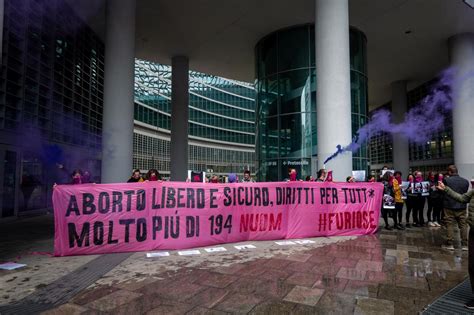 Manifestazione femminista per il diritto all'aborto e la legge 194