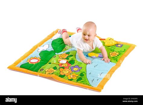 Bambino che gioca su un tappetone colorato