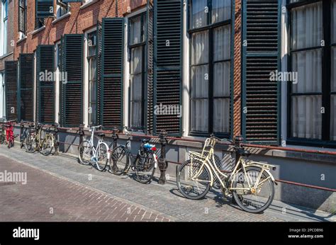 Biciclette appoggiate su un pianerottolo condominiale