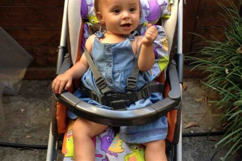 Bambino felice sul passeggino con un materassino colorato