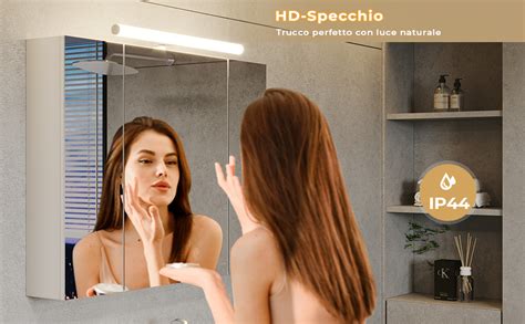 Riflessi di luce in un bagno piccolo con specchio ampio