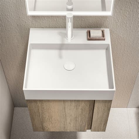 Dettagli di design in un bagno piccolo con specchio e lavabo integrato