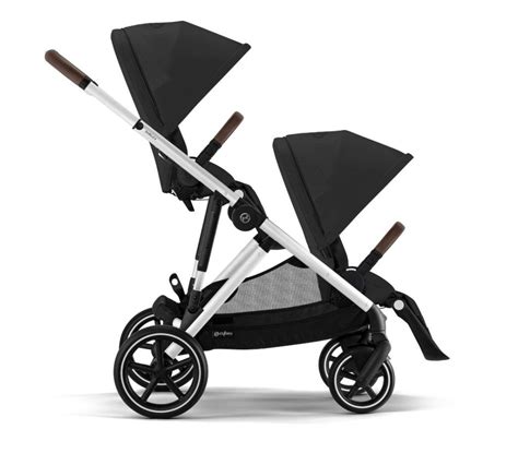 Diverse tipologie di passeggini gemellari: tandem e affiancato