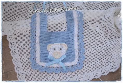 Bavaglino con orsetto a uncinetto