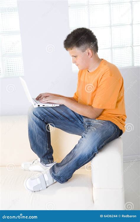Ragazzo che scrive su un computer con espressione frustrata