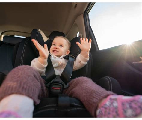 Bambino felice sul seggiolino auto