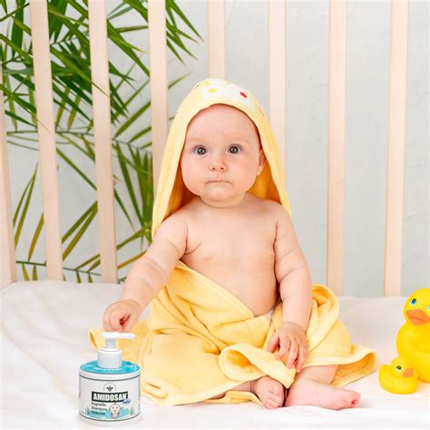 Bambino felice durante il bagnetto con Amidosan Baby Bagnetto Shampoo