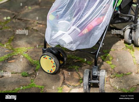 bambino nel passeggino durante una passeggiata in città