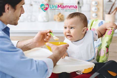 scena familiare che mostra il bambino che mangia la sua pappa in un ambiente tranquillo