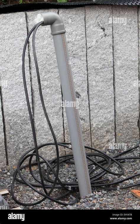 Un tecnico al lavoro su cavi elettrici vicino all'acqua