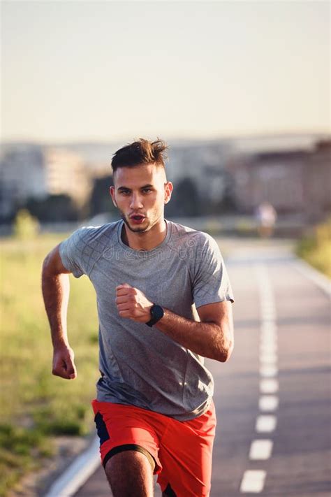 Un giovane atleta che corre su un campo di calcio