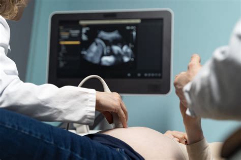 Medico che effettua un'ecografia fetale dettagliata