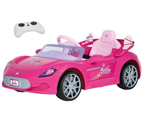 bambino che guida una macchina elettrica Barbie