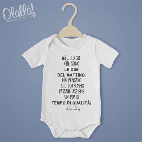 Un tenero neonato che indossa un body personalizzato con una scritta dedicata alla mamma durante una sessione fotografica in famiglia