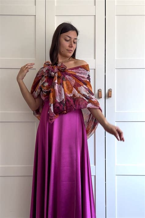 Una donna incinta che indossa un abito elegante e alla moda