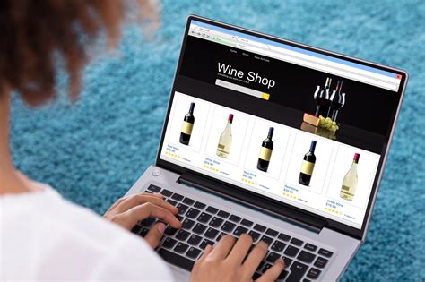 Una donna che naviga un sito di e-commerce su tablet, mostrando l'interfaccia di ASOS