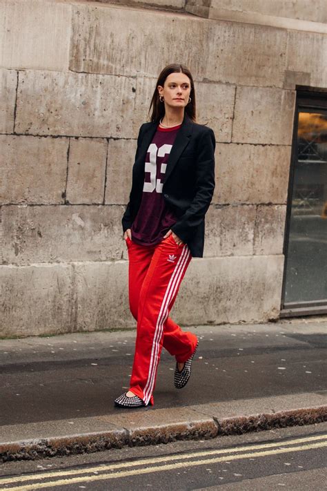 Modella che indossa una tuta comoda con accessori di tendenza