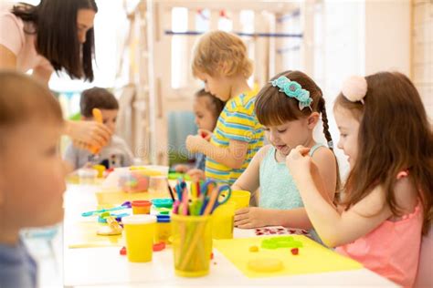 Bambini che giocano con la pasta modellabile