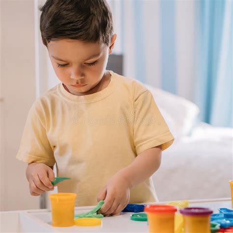 Bambino concentrato mentre modella la pasta