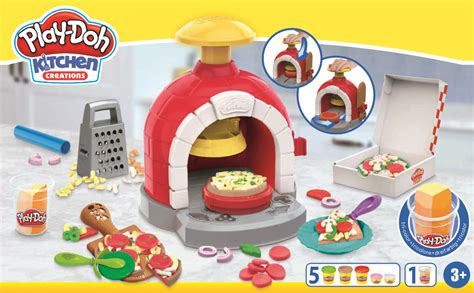 Bambina che crea una pizza con pasta modellabile