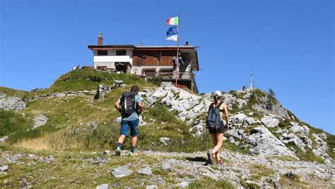 sentiero che conduce verso il rifugio in alta montagna
