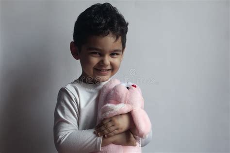 Bambino che gioca con un peluche morbido