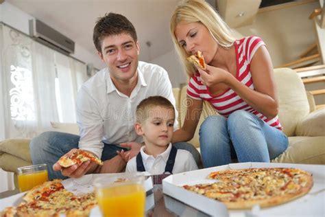 Bambino che mangia in famiglia