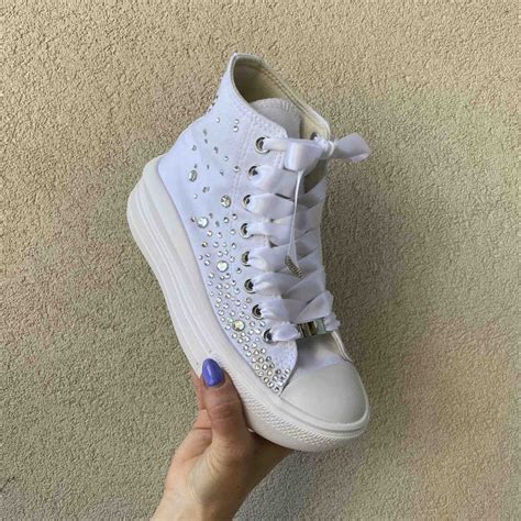Dettaglio di Converse personalizzate con strass