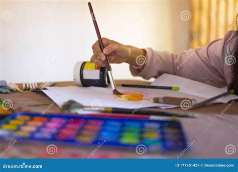 Artista che dipinge Converse a mano