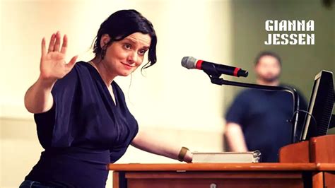 Gianna Jessen mentre parla a una conferenza