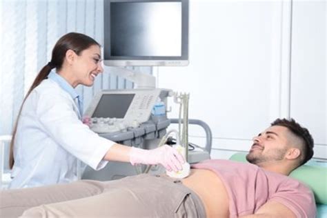 Coppia che osserva un'ecografia