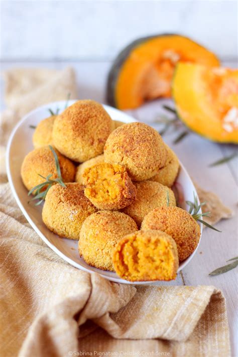 piatto di polpette di ceci e zucca appena sfornate su un tavolo rustico