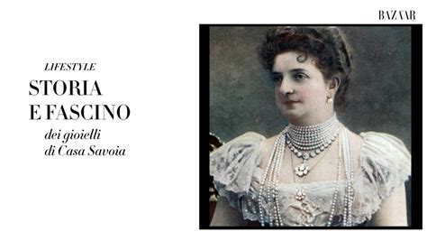 Una raffinata selezione di gioielli in argento con cordoncini colorati e finiture brillanti su un velluto scuro