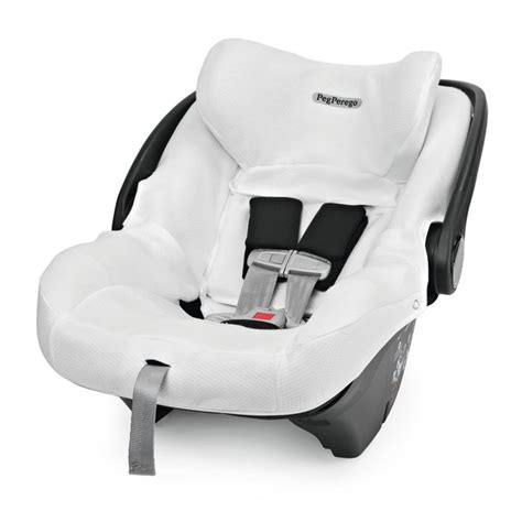 Primo piano del tessuto del rivestimento di un seggiolino auto, mostrando la texture