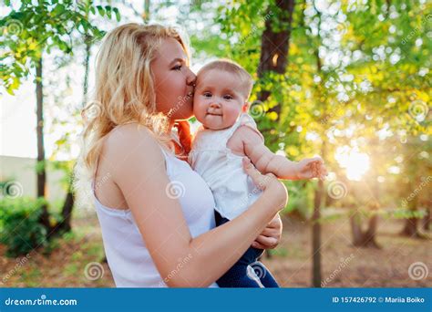 Una madre che tiene in braccio il suo bambino durante una poppata