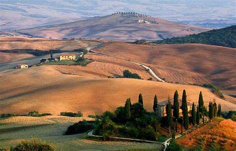 Panorama collinare con trattoria