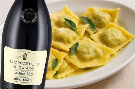 Piatto di tortelli con bicchiere di Lambrusco