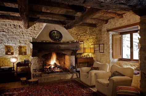 Interno rustico di trattoria accogliente