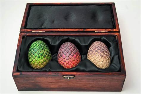 rappresentazione artistica delle tre uova di drago pietrificate di Daenerys Targaryen