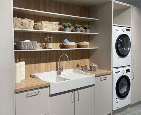 Carrello slim in un bagno o zona lavanderia con prodotti e asciugamani