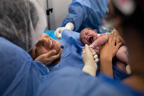 neonato abbracciato dalla madre in sala parto