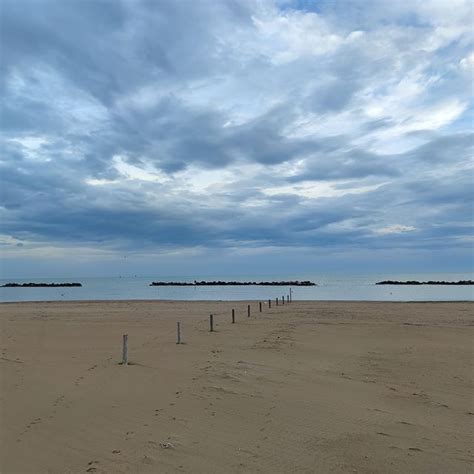 spiaggia di Francavilla al Mare, inizi del Novecento: costumi da bagno ultima moda: a righe orizzontali o verticali per i ragazzi