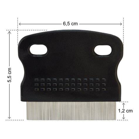 Pettine antipulci su sfondo bianco